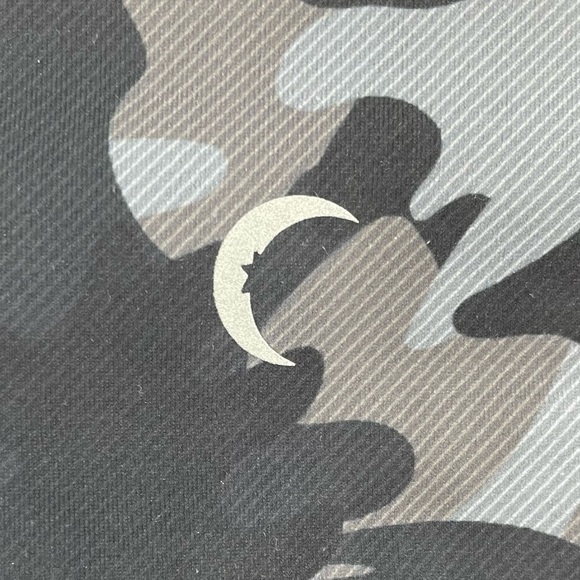 Zyia Active 2 Black Camo Pocket Light N Tight Hi-Rise 7/8 Leggings - Picture 7 of 8